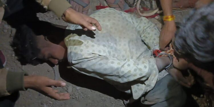 भेड़ चोरी करते पकड़ाया युवक ग्रामीणों ने हाथ पैर बांधे किया पुलिस के हवाले |
