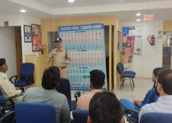 बैंक कर्मियों को सड़क सुरक्षा के नियम बताएं |