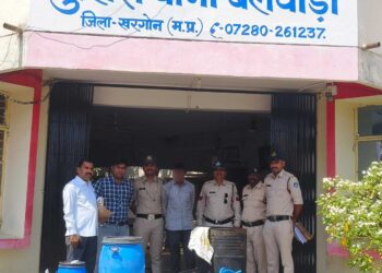 खरगोन पुलिस द्वारा अवैध कच्ची शराब का निर्माण करने वाले आरोपी के विरूद्ध बडी कार्यवाही |